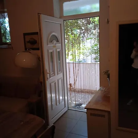 Quite Bedroom For 2, In Center Of Split, Overnight 홈스테이